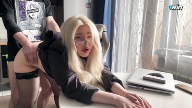 Русская сочная репетиторша трахается с 11-классником у нее дома