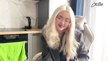 Русская сочная репетиторша трахается с 11-классником у нее дома