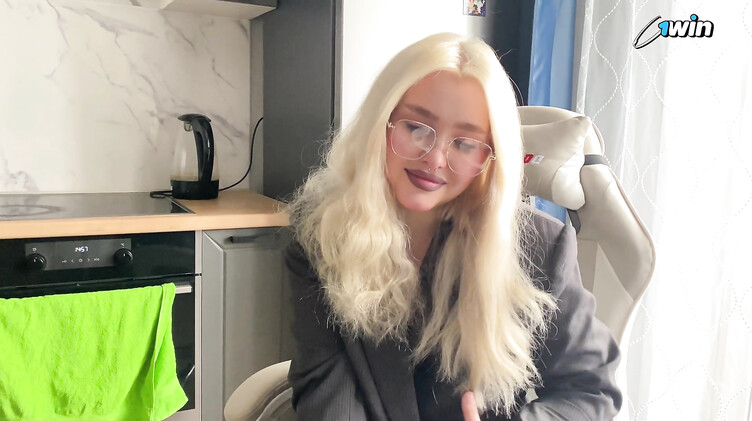 Русская сочная репетиторша трахается с 11-классником у нее дома