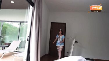 Трахает молодую красивую служанку на вилле в Тае