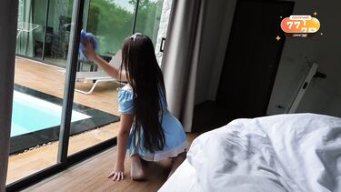 Трахает молодую красивую служанку на вилле в Тае