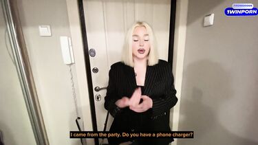 Студентка трахается с первокурсником, пока телефон на зарядке