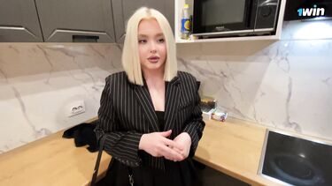 Студентка трахается с первокурсником, пока телефон на зарядке