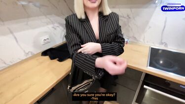 Студентка трахается с первокурсником, пока телефон на зарядке