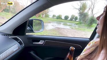 Русская мачеха после ссоры с мужем трахается в машине с молодым пасынком