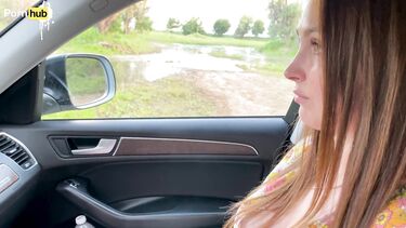 Русская мачеха после ссоры с мужем трахается в машине с молодым пасынком