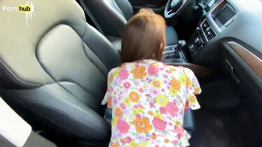 Русская мачеха после ссоры с мужем трахается в машине с молодым пасынком