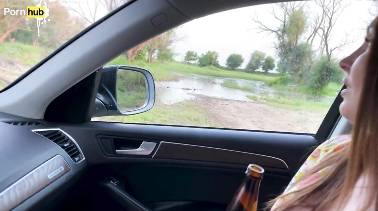 В машине: Русская мачеха после ссоры с мужем трахается в машине с молодым пасынком