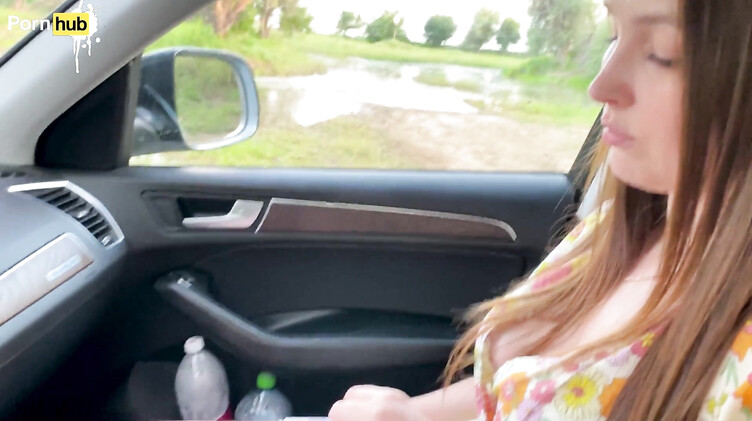 Русская мачеха после ссоры с мужем трахается в машине с молодым пасынком