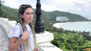 Подрочила незнакомцу и словила сперму ртом на колесе обозрения