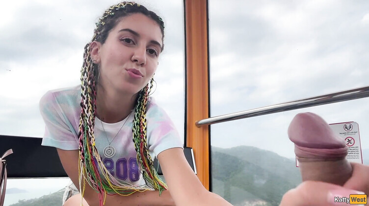 Подрочила незнакомцу и словила сперму ртом на колесе обозрения