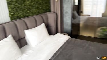 Эскортница Кэтти Вэст отрабатывает бабки пиздой