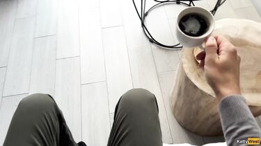 Проститутки: Эскортница Кэтти Вэст отрабатывает бабки пиздой