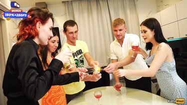 На стуле: Новогодняя секс оргия русской молодежи