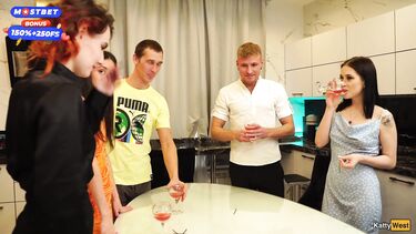 Русская групповуха: Новогодняя секс оргия русской молодежи