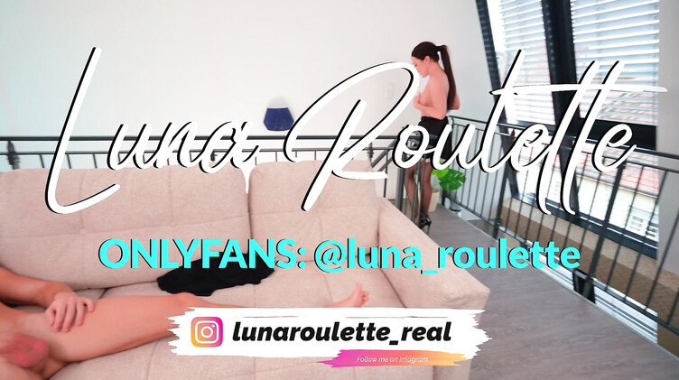 Служанка выплевывает сперму на буфера после прожарки киски