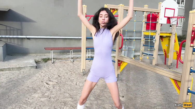 Растягивает на балконе задницу сводной сестры после воркаута