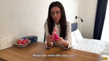 Девушка сексолог учит клиента анальному сексу с практикой