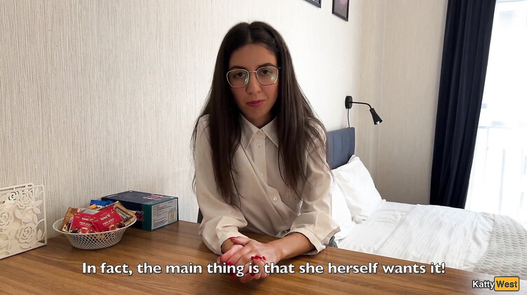 Девушка сексолог учит клиента анальному сексу с практикой