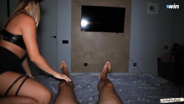 Женское доминирование: Шлюховатая фанатка БДСМ сосет член связанного парня своей подружки