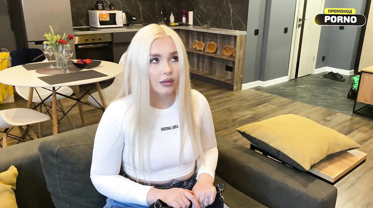 Ревнивая пышечка отсосала и трахнулась со сводным братом