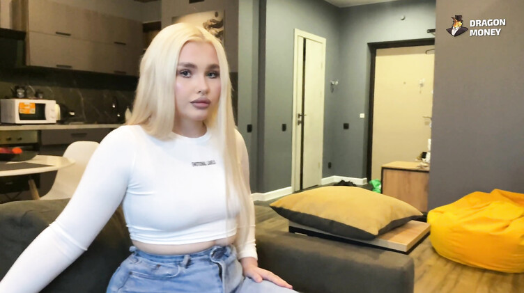 Ревнивая пышечка отсосала и трахнулась со сводным братом