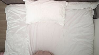 АСМР стоны красотки в микрофон во время мастурбации вибратором