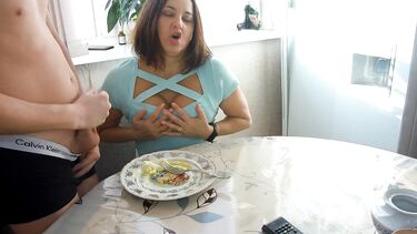 Секретный ингредиент: сосед кормит Алину омлетом со спермой