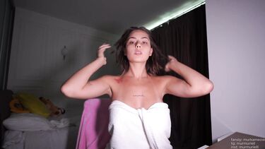 Нежно ласкает красивые сиськи после душа