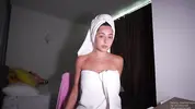 цыпочка вышла из душа в полотенце на теле