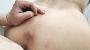 Зрелая и молодой: Зрелая русская мачеха с волосатой пиздой играет в секс игру с пасынком