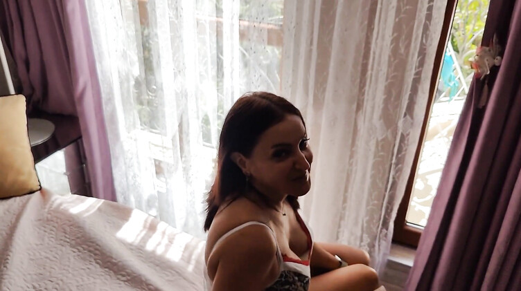 Мама друга с мохнаткой соблазнила парня на секс своими трусиками