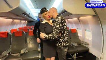 Наглые пассажиры самолета трахнули русскую стюардессу в две дырки сразу