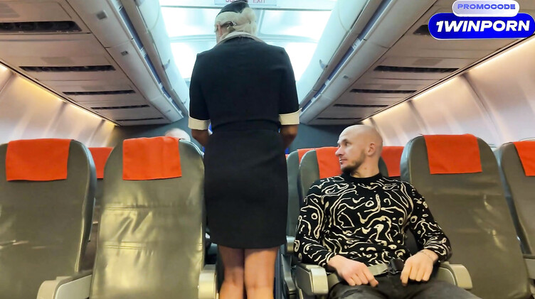 Наглые пассажиры самолета трахнули русскую стюардессу в две дырки сразу