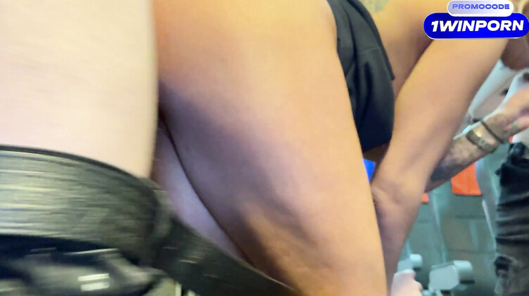 Наглые пассажиры самолета трахнули русскую стюардессу в две дырки сразу