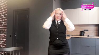 Парень спас от увольнения маму девушки и она отблагодарила сексом на кровати