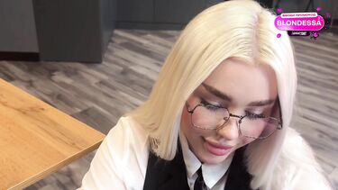 Парень спас от увольнения маму девушки и она отблагодарила сексом на кровати