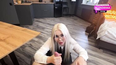 Парень спас от увольнения маму девушки и она отблагодарила сексом на кровати