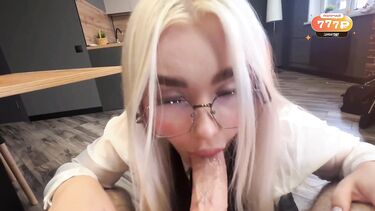 Парень спас от увольнения маму девушки и она отблагодарила сексом на кровати