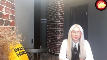 Парень спас от увольнения маму девушки и она отблагодарила сексом на кровати