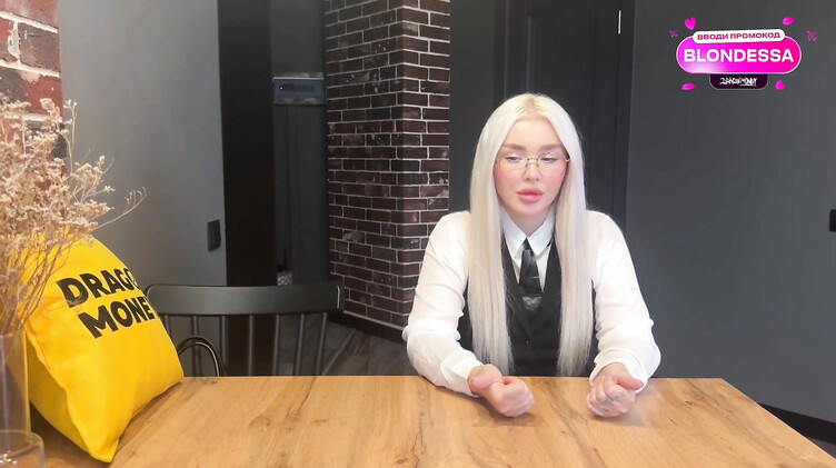 Blondessa: Парень спас от увольнения маму девушки и она отблагодарила сексом на кровати