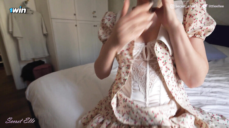 Неверная жена крутится на члене любовника, разговаривая по телефону с мужем