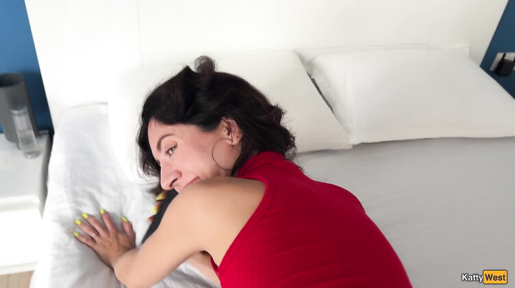 Катя говорит с мужем по телефону во время измены