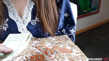 Луна Рулет облизывает болт курьера и глотает его сперму