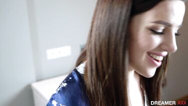 Луна Рулет облизывает болт курьера и глотает его сперму