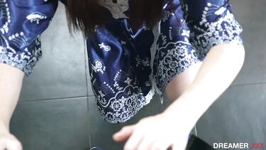 Луна Рулет облизывает болт курьера и глотает его сперму