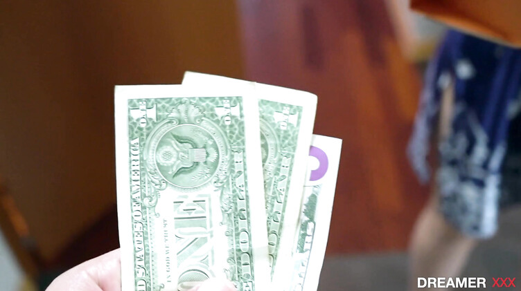 Курьер: Луна Рулет облизывает болт курьера и глотает его сперму