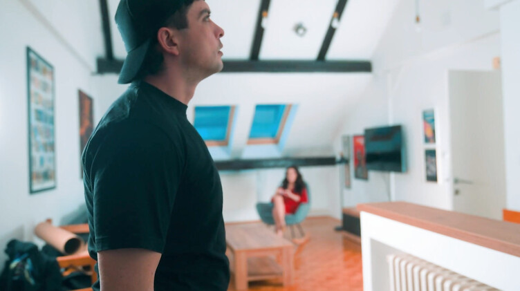 Жарит маму друга на шумной вечеринке