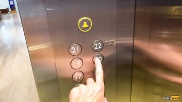 Консьержка отеля за деньги отсосала и чпокнулась с клиентом