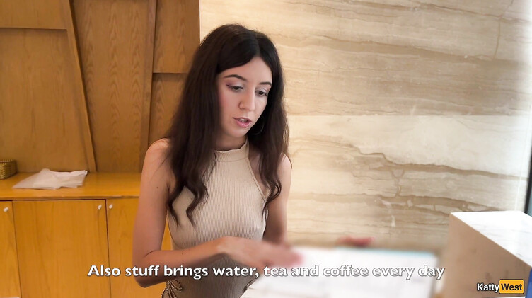 Консьержка отеля за деньги отсосала и чпокнулась с клиентом